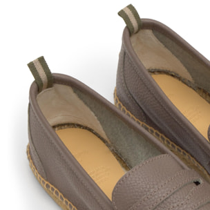 Alpargata Nacho plana tipo mocasín en napa granulada