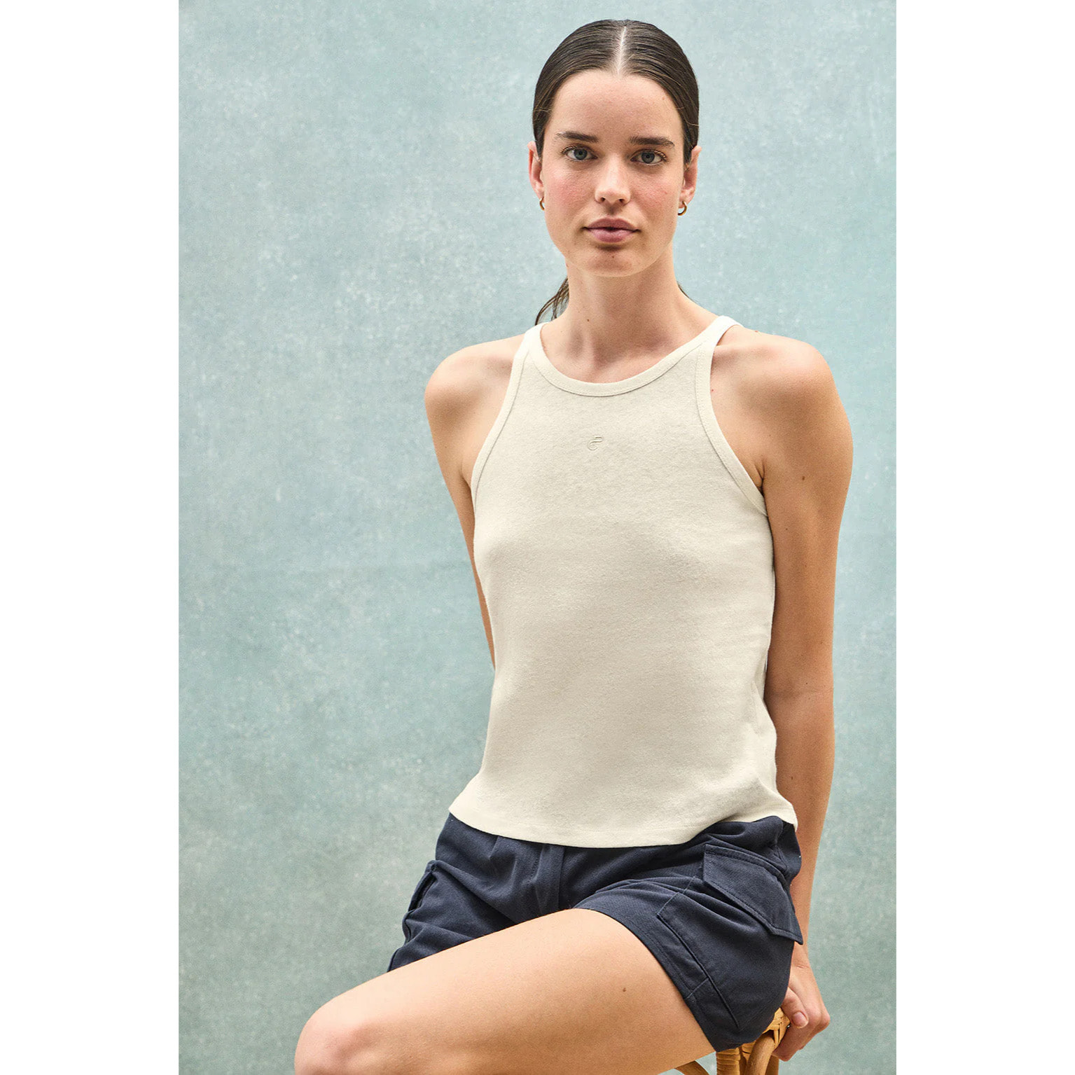 Camiseta color crudo de lino y algodón con monograma bordado