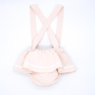 Cubrepañal rosa, con tirantes y falda con picunela.