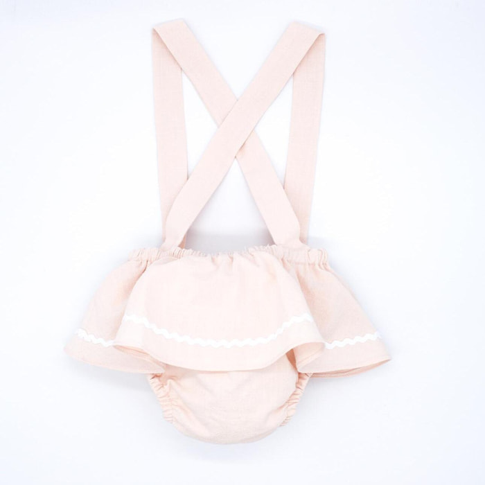 Cubrepañal rosa, con tirantes y falda con picunela.