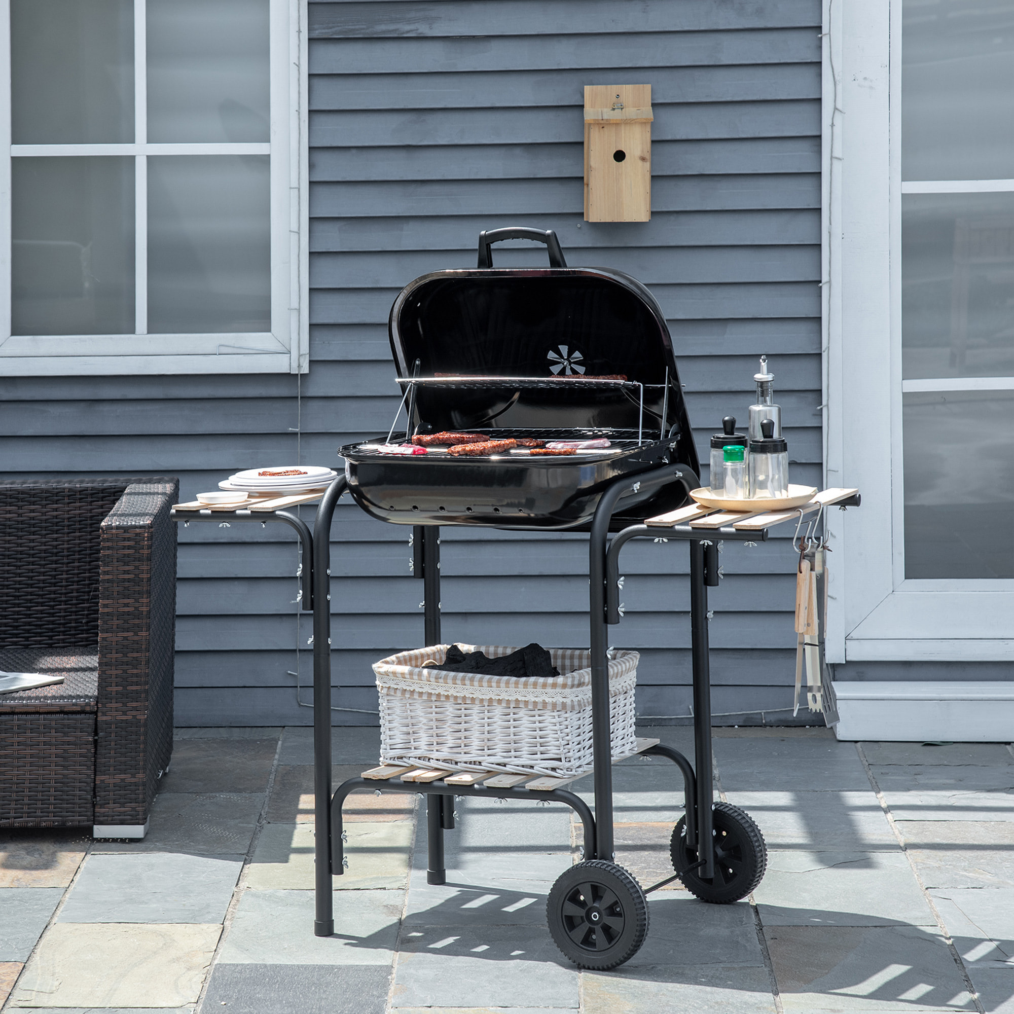 Barbecue à charbon - BBQ grill sur pied avec couvercle, roulettes - 3 étagères, 3 crochets, 3 ustensiles, 2 grilles, cuve charbon amovible - bois acier émaillé noir