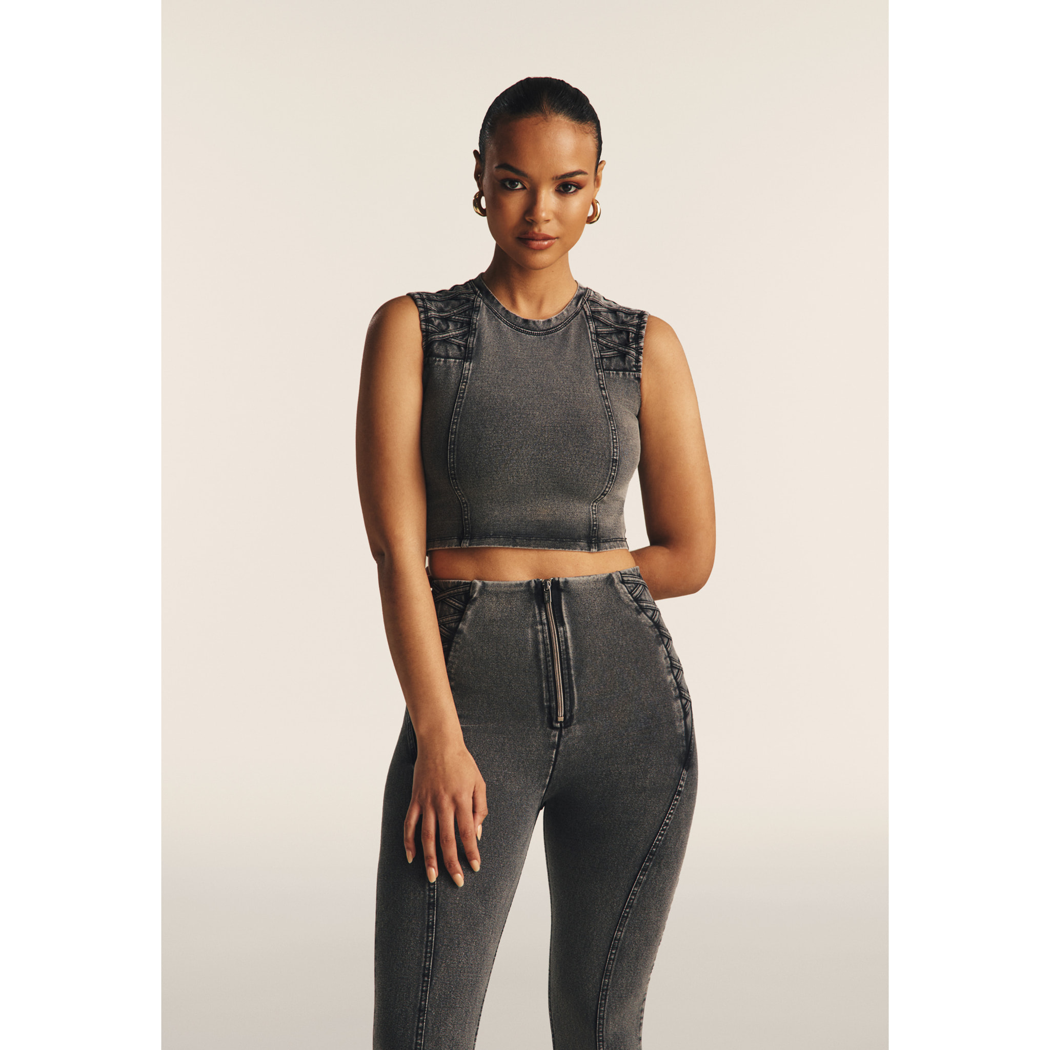 Top cropped effetto denim decorato sulle spalle