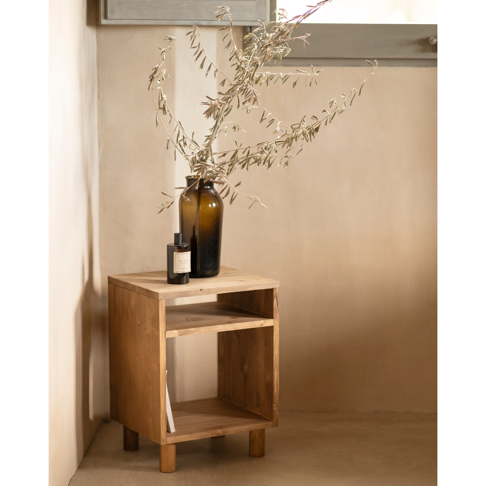 Table de chevet en bois massif ton chêne foncé 51x32cm Hauteur: 50.5 Longueur: 32 Largeur: 37.5
