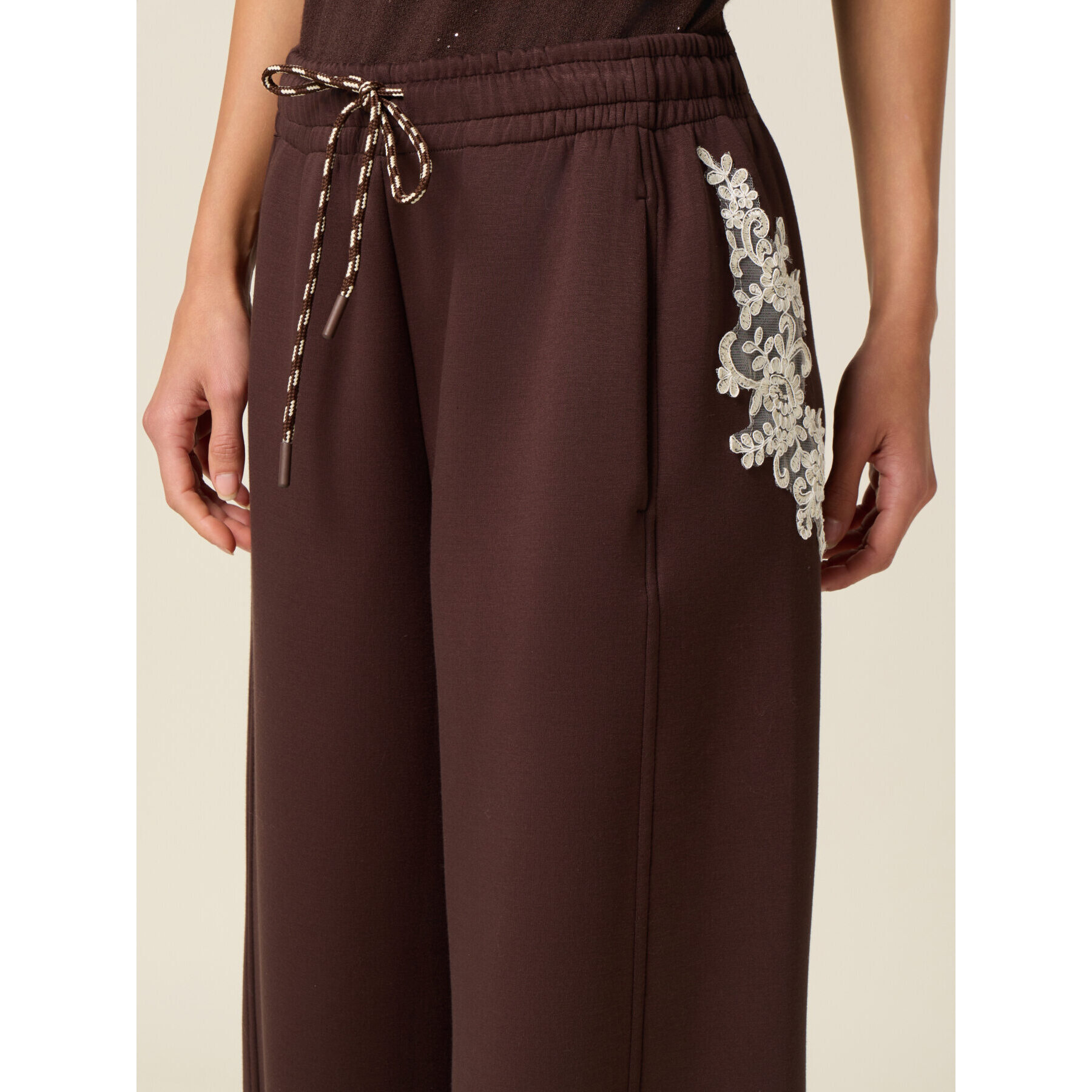 Oltre - Joggers soft touch con parche de encaje - Marrón
