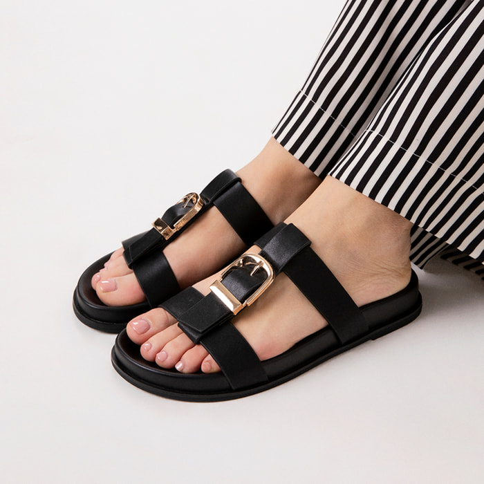 Sandalia anatómica negra con diseño minimalista