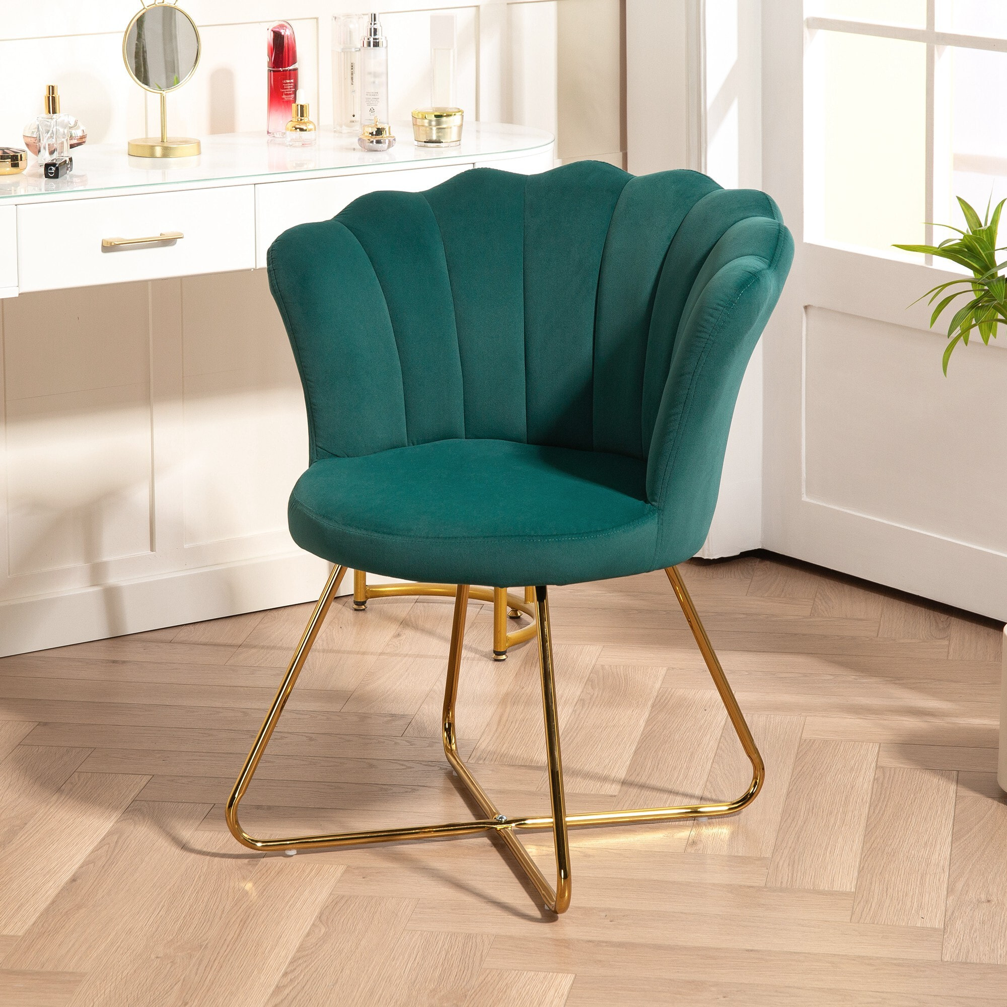 Fauteuil design coquillage piètement acier doré velours vert émeraude