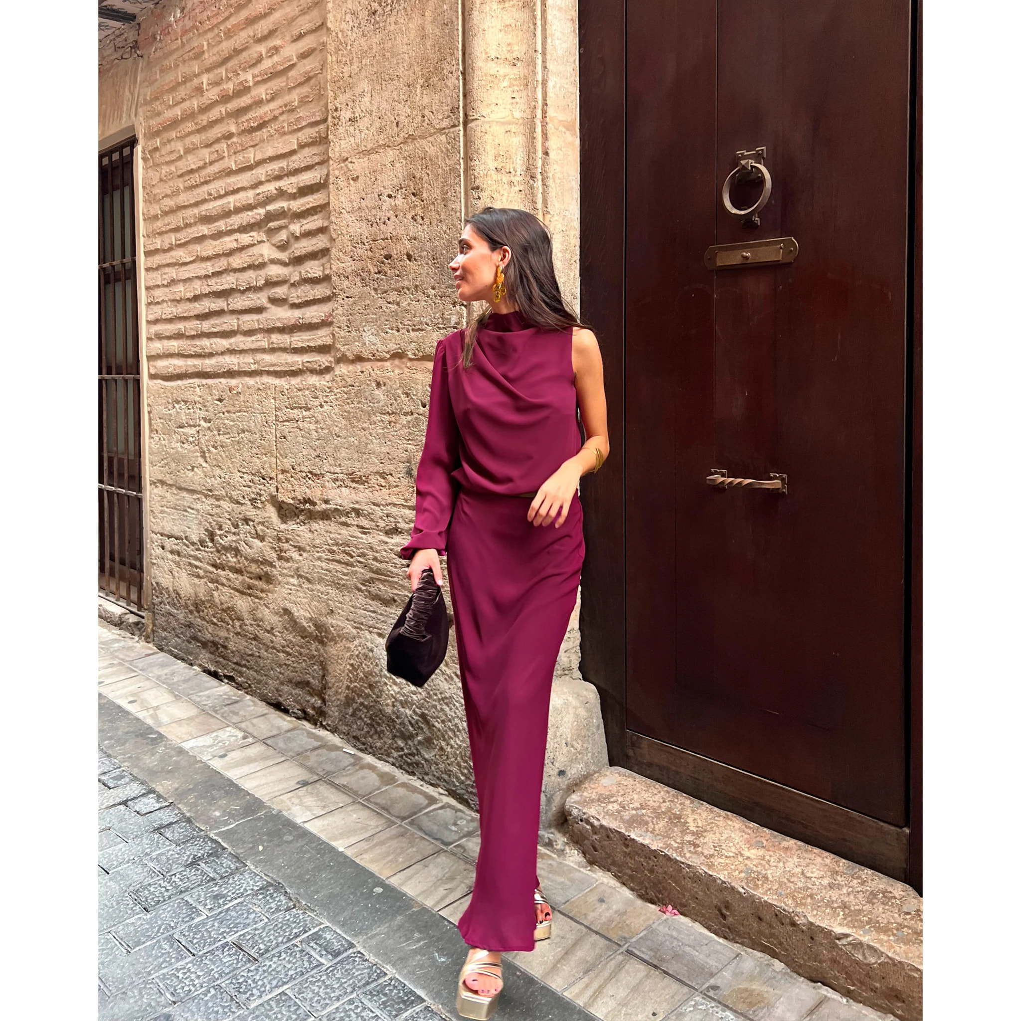 Blusa de mujer asimétrica con cuello alto