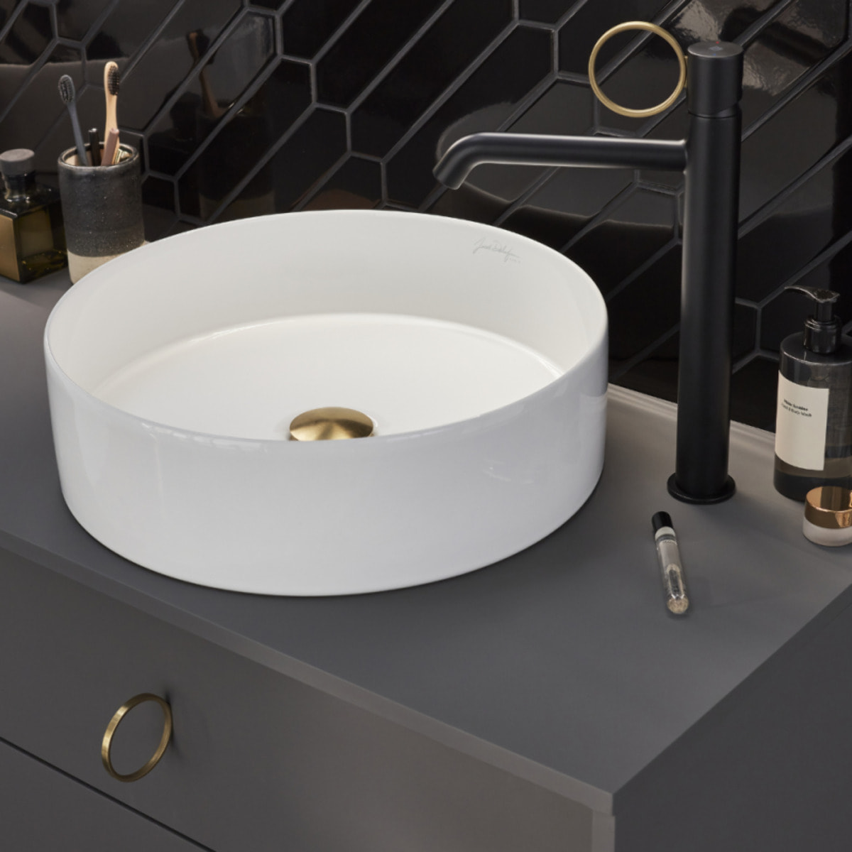 Mitigeur lavabo haut Vivienne noir mat avec bague laiton brossée