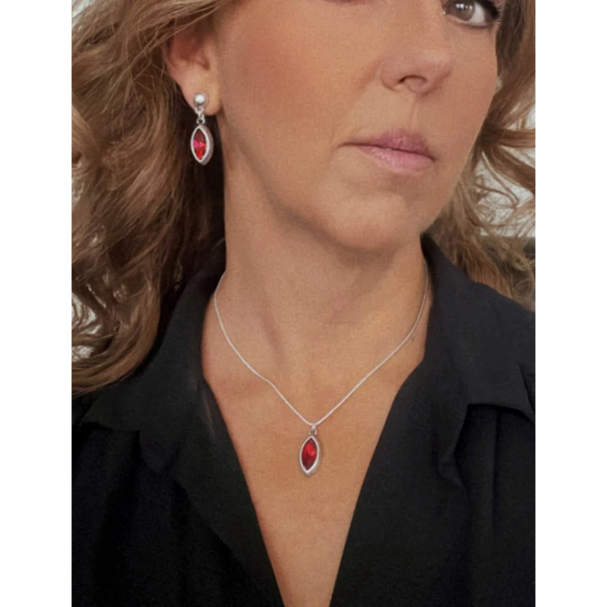 Conjunto colgante y pendientes de lagrá­ma en zamak chapado plata de ley y cristal facetado en rojo