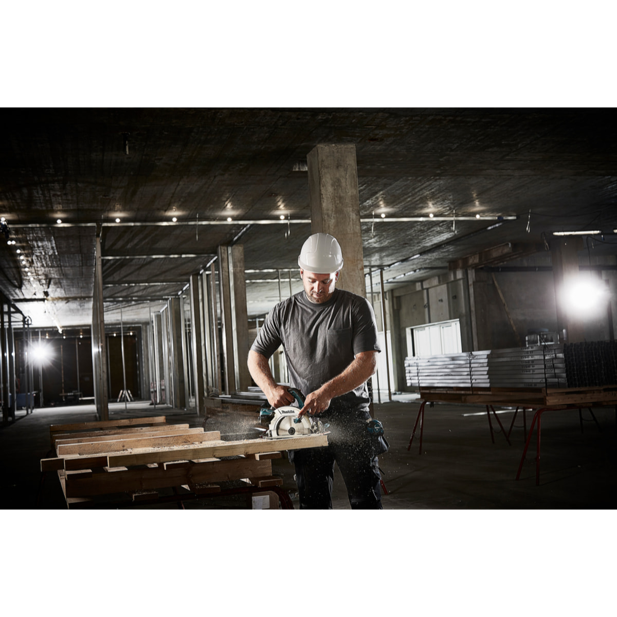 Scie circulaire 36 V (2x18V) LXT Ø190 mm - MAKITA - avec 4 batteries 18v 5.0Ah - chargeur - MakPak - DHS710PT4J