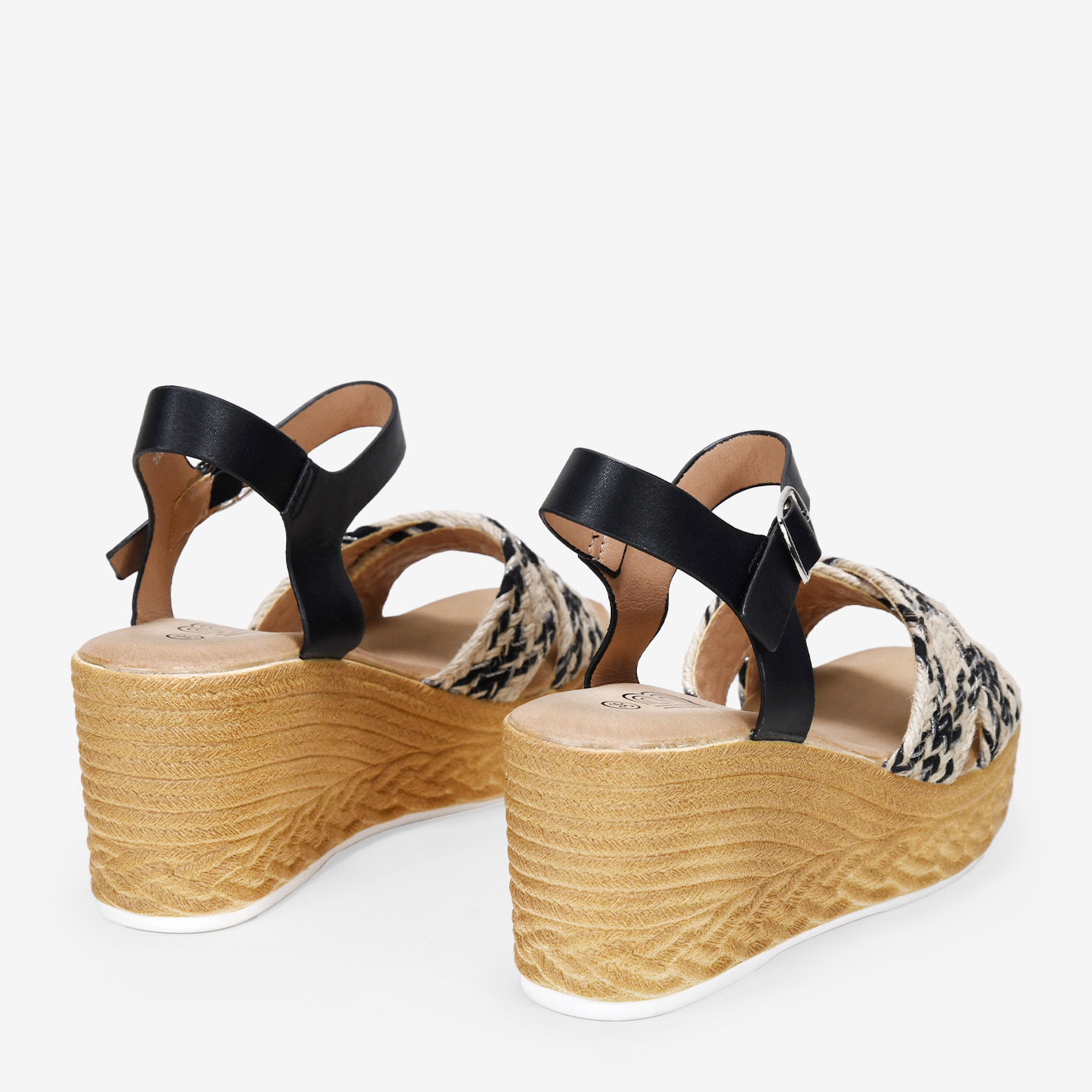 Sandalias negras con cuña efecto esparto