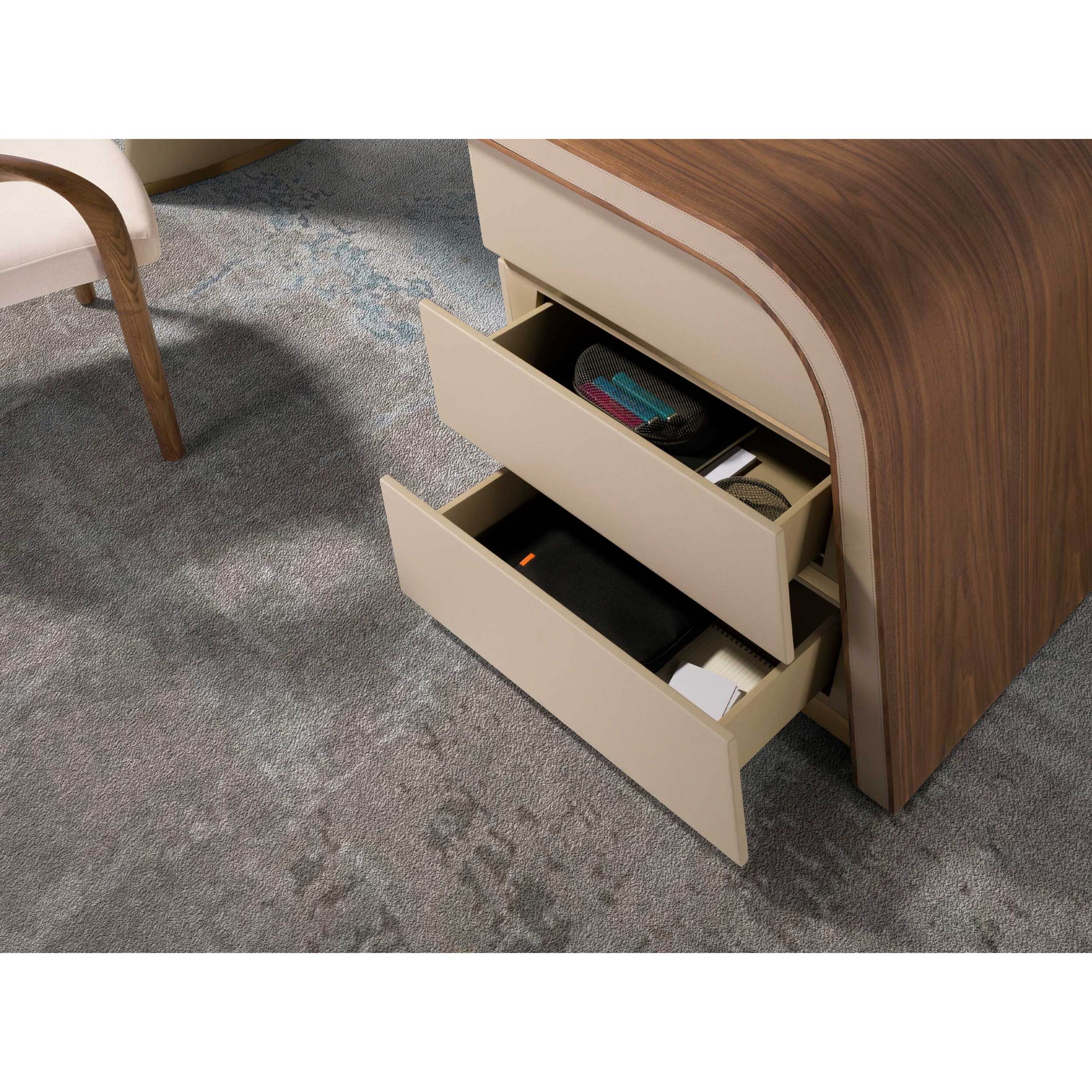 Escritorio de madera chapada en nogal natural con un tapizado en polipiel en crema 215x80x75cm