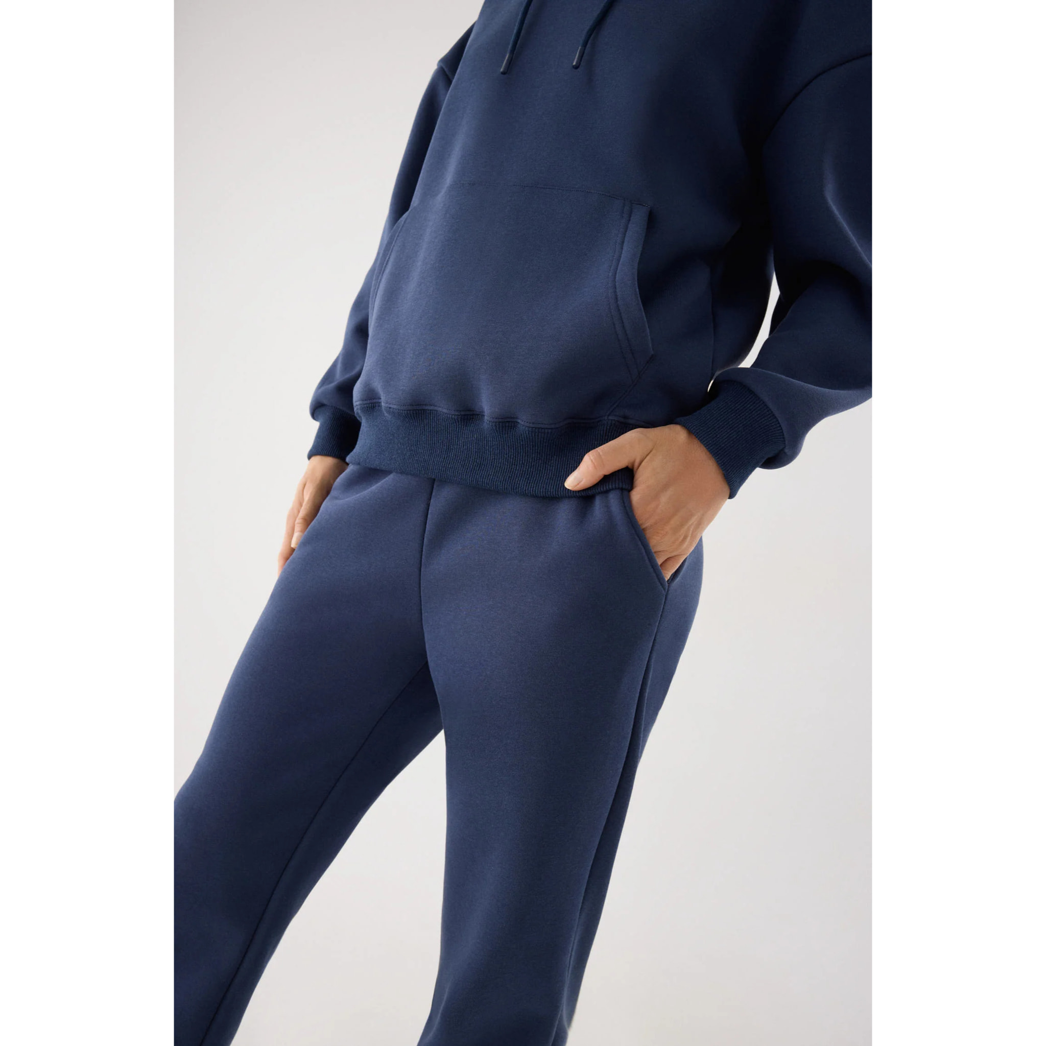 Conjunto de chándal deportivo afelpado sudadera con capucha y jogger azul marino