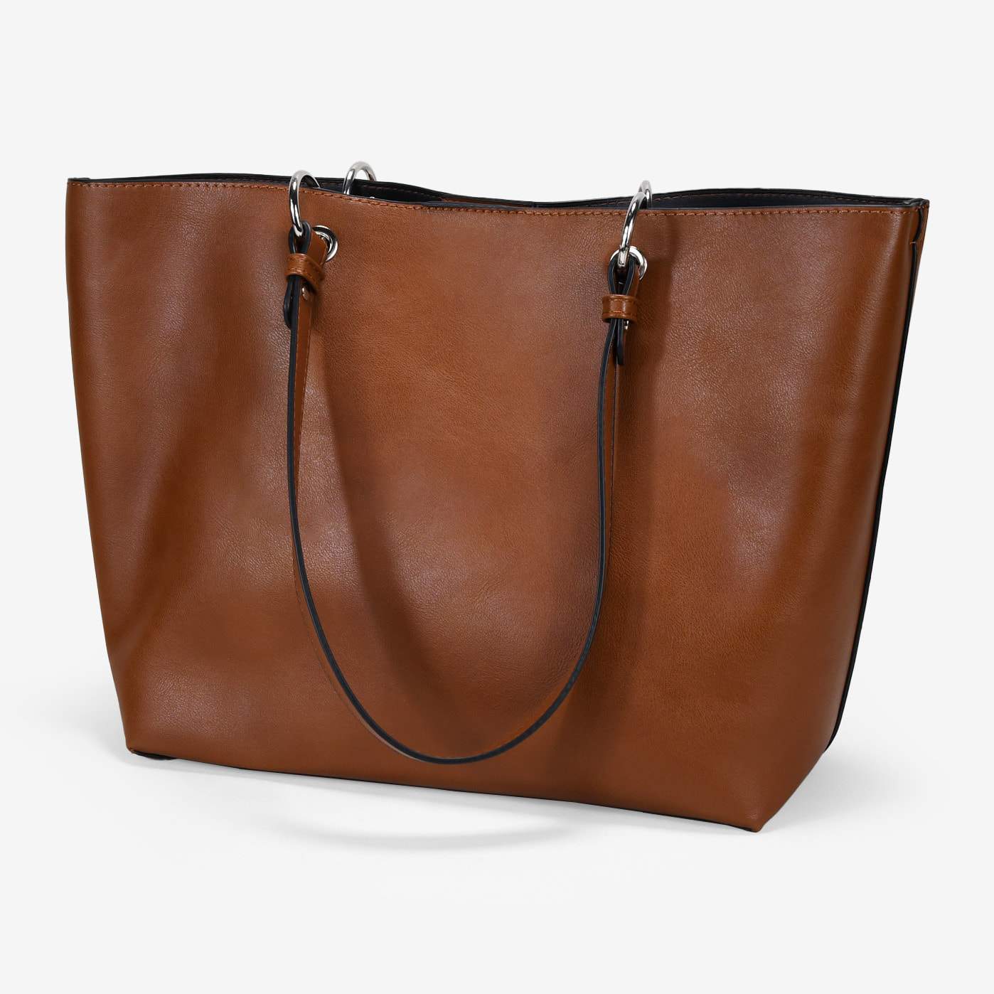 Bolso de hombro cuero con tachas y bolsa interior