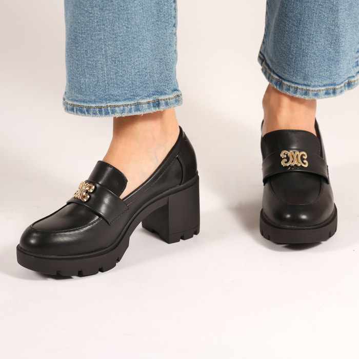 Mocassini in simil pelle con tacco comodo e dettaglio color oro