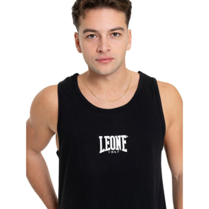 Boxeo del hombre del tanque