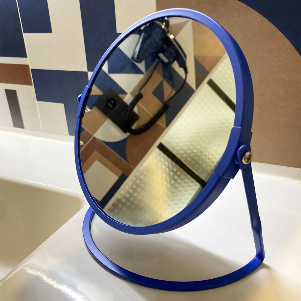 Miroir grossissant sur pied Acier AKIRA Bleu roi Spirella