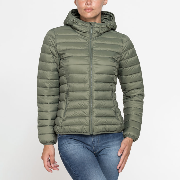 GIUBBOTTO RESISTENTE ALLA PIOGGIA CON IMBOTTITURA ULTRA LEGGERA. Vestibilità regolare.