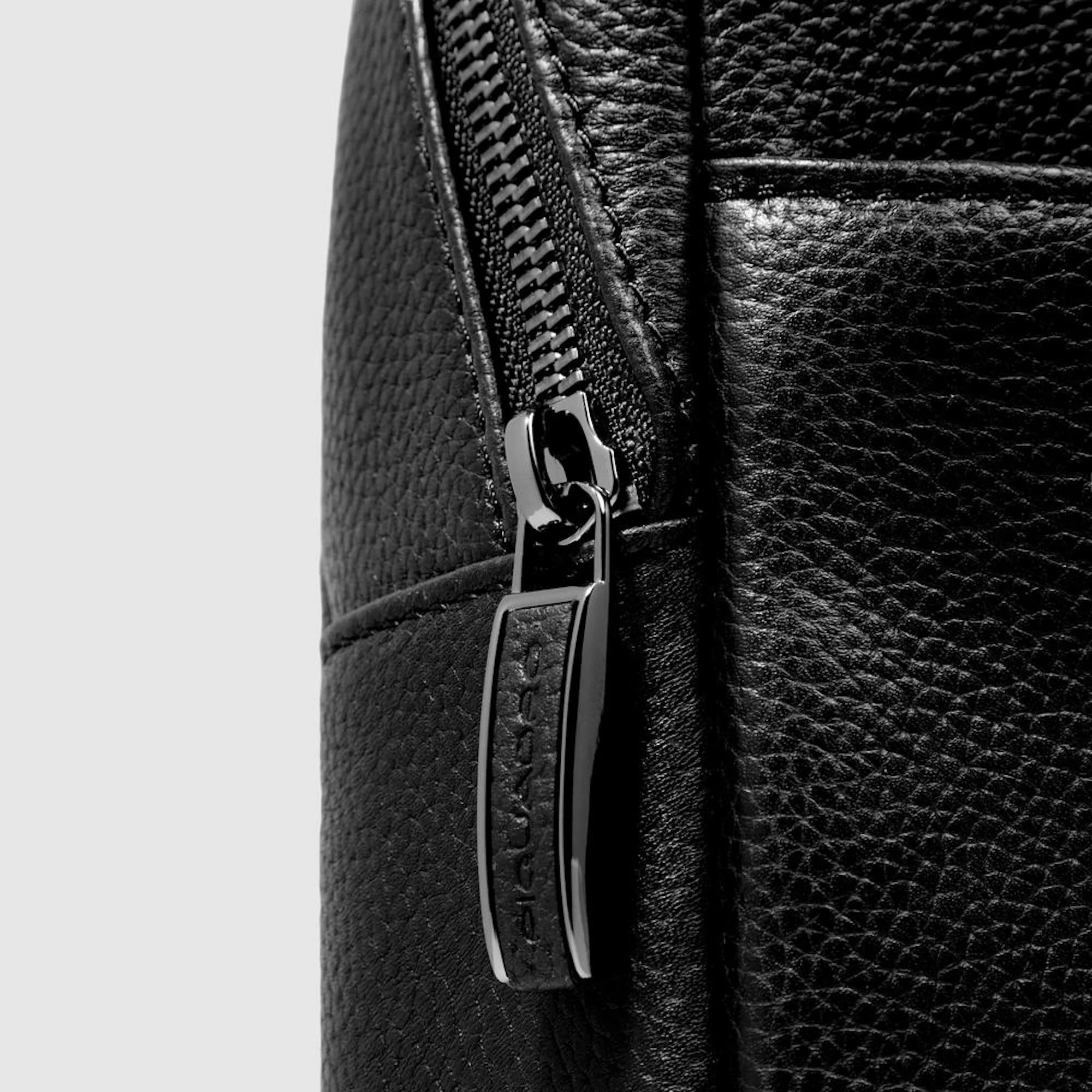 Piquadro Borsello in pelle porta iPad® con tasca per AirPods®, schermato con protezione RFID