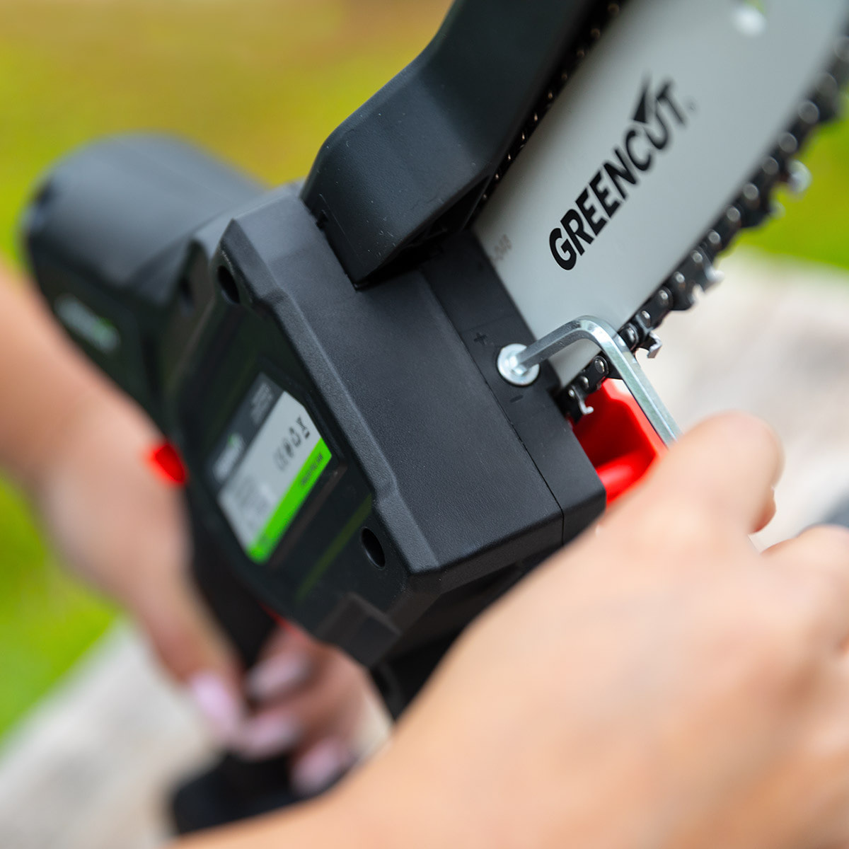 Motosierra de mano con batería de litio de 20V para poda con espada de 152mm, 6" - Greencut GSM200L