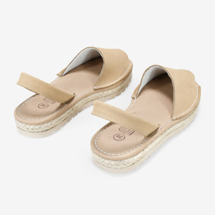 Abarcas planas beige en piel con esparto