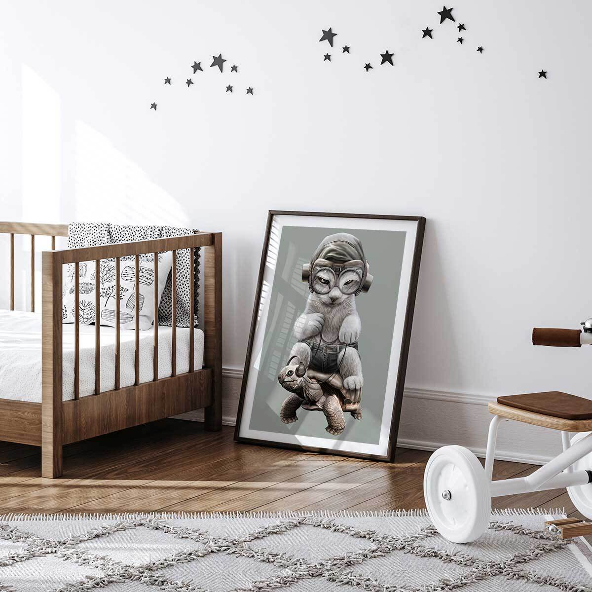 Affiche enfant chat sur une tortue  Affiche sous cadre noir