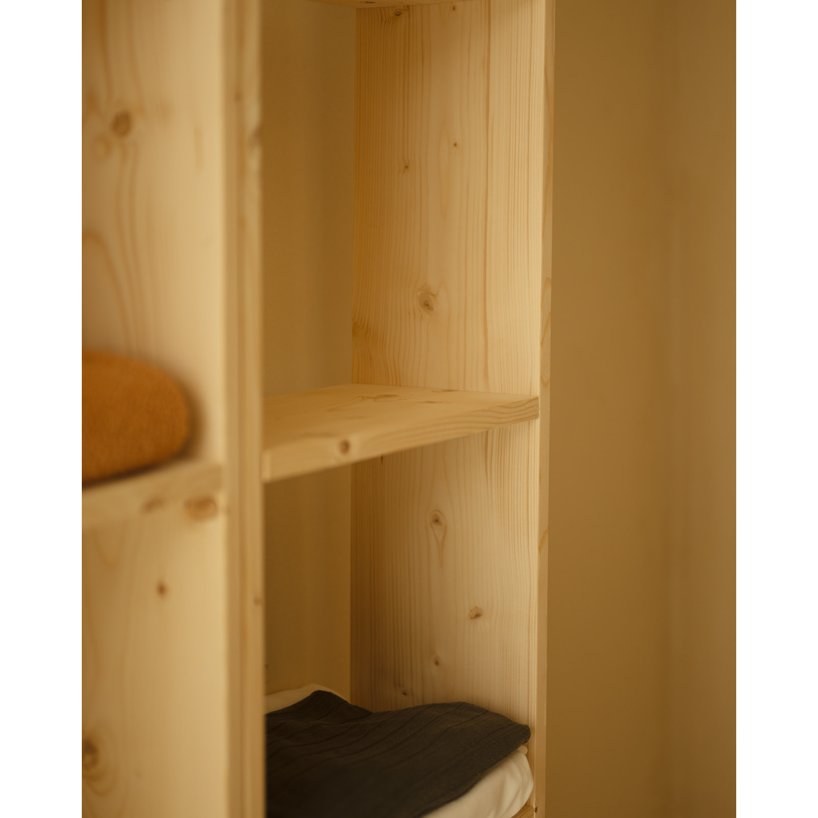 Estanteria de madera maciza en tono natural con 3 estantes Alto: 146 Largo: 40 Ancho: 20