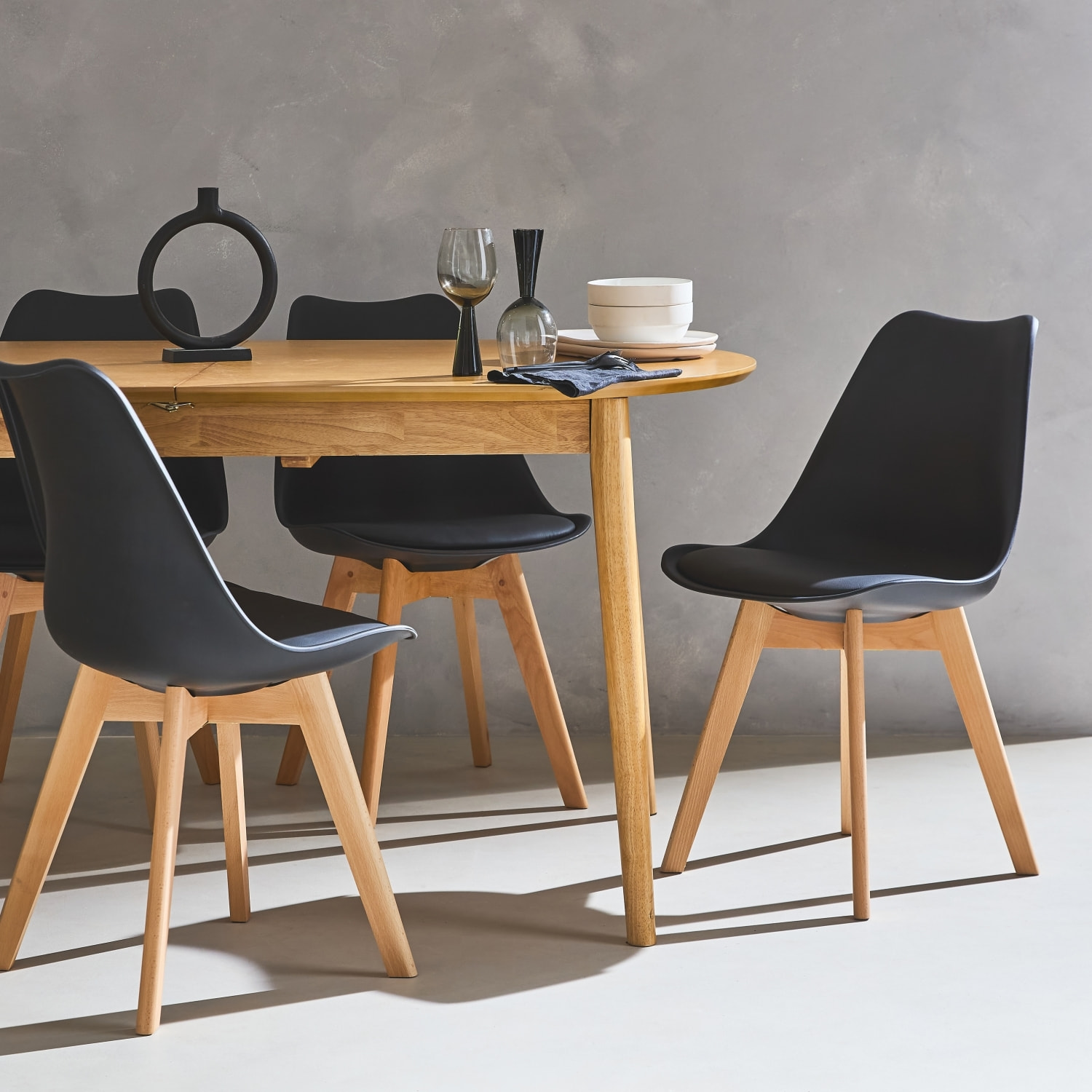 Lot de 4 chaises scandinaves. pieds bois de hêtre. chaise 1 place. noirs