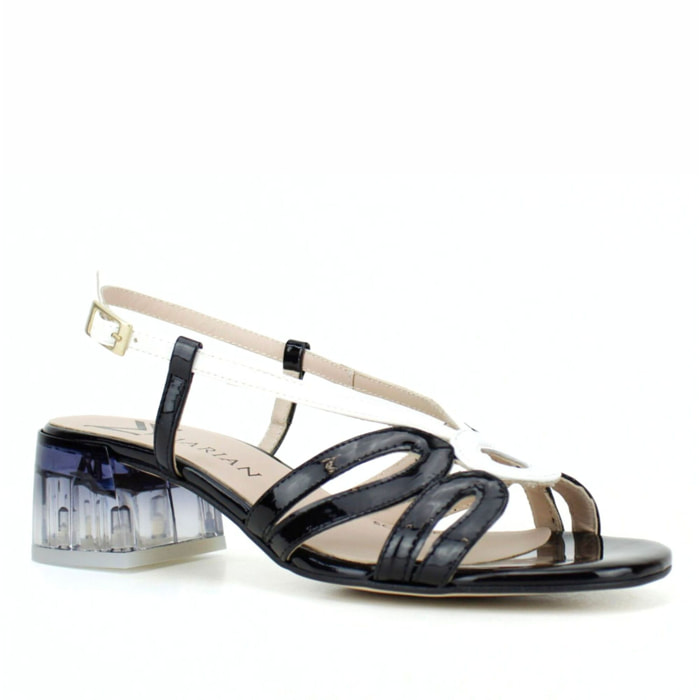 Sandalia en color negro y blanco. Tacón en metacrilato de 4 cm.