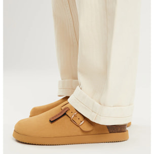 Sandalias Cerradas Vibe Clog Mujer Cierre Hebilla Tan