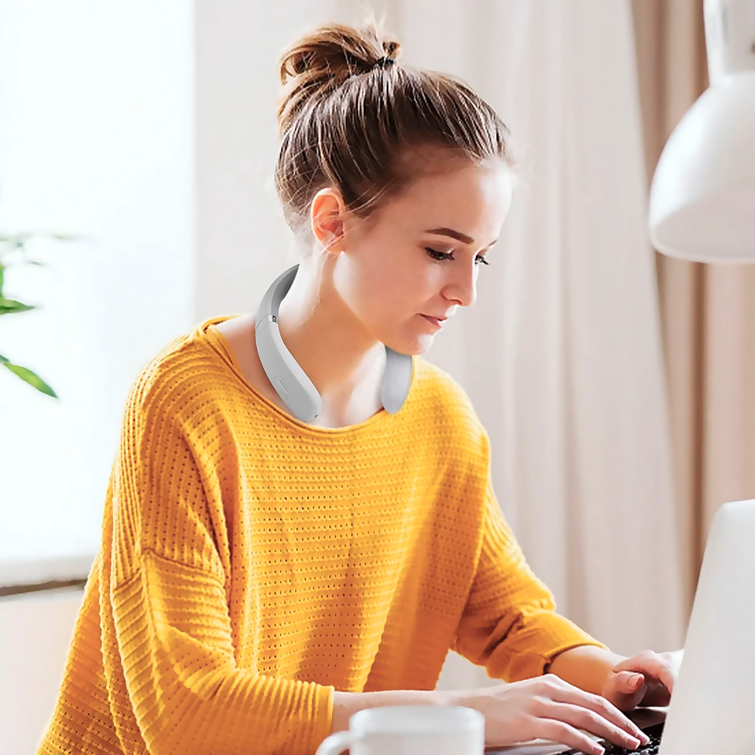 Massaggiatore per collo F2 con modalità calore, impulso e telecomando.