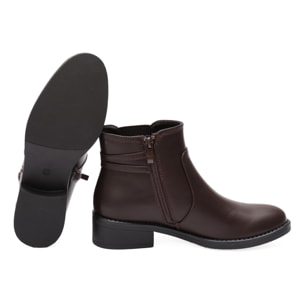 Stivaletti in simil pelle con fibbia dorata e elastico laterale