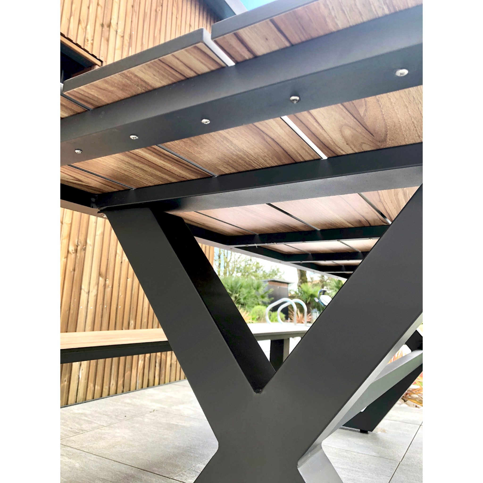 VANCOUVER - Table de jardin en aluminium anthracite et plateau HPL effet bois