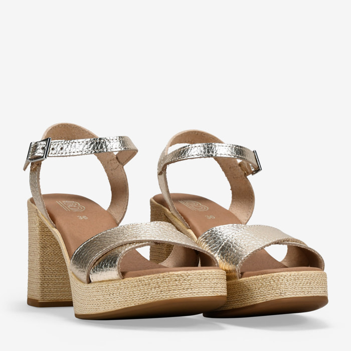 Sandalias doradas en piel con tacón efecto rafia