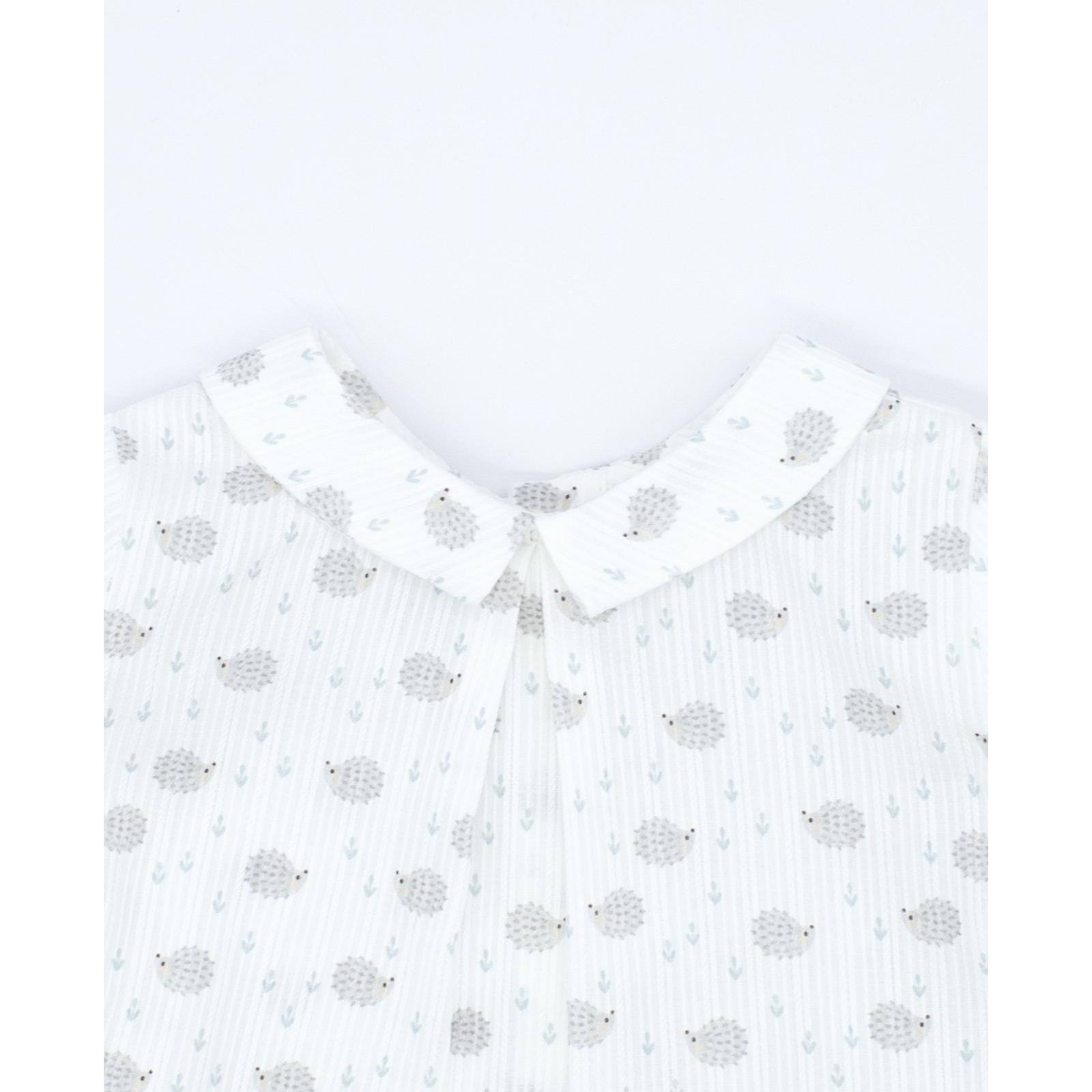Camisa estampado de erizos, manga corta. Tiene cuello y un pliegue en el centro del cuello.