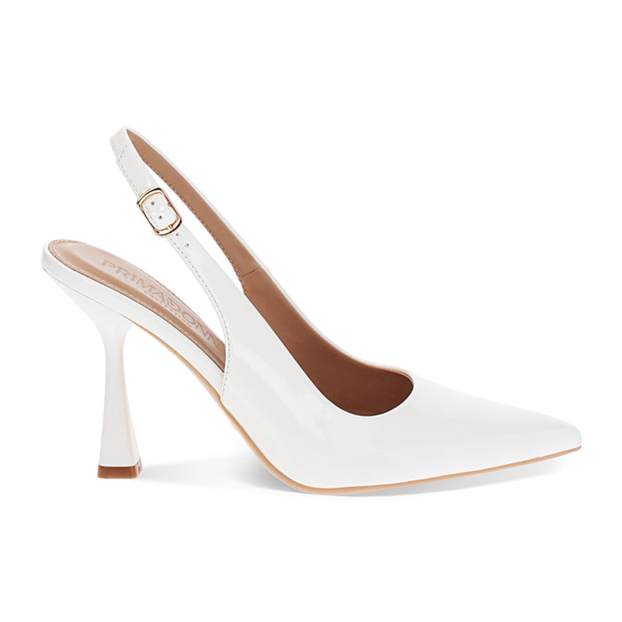 Zapatos de tacón slingback de mujer blancos estilizados en charol