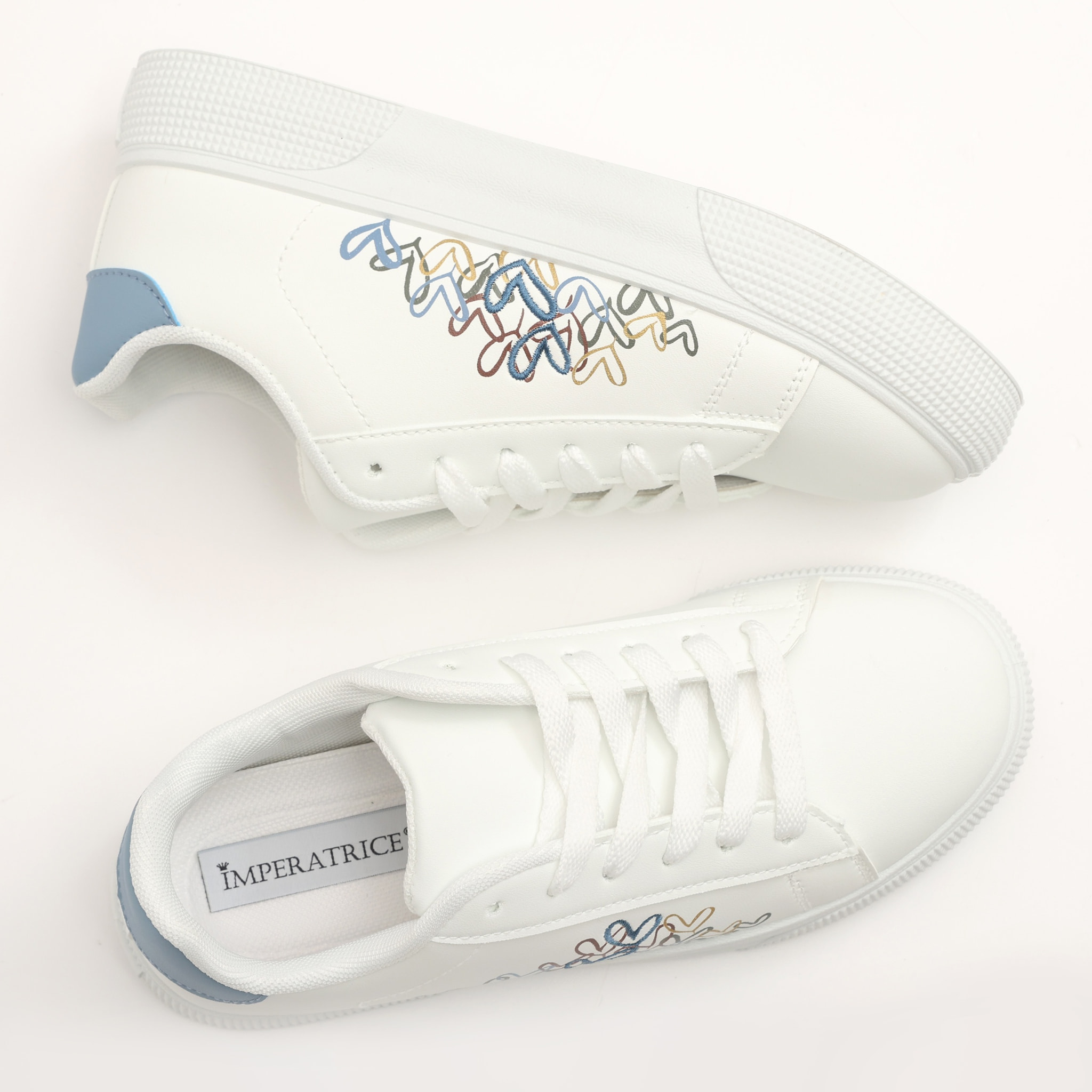 Sneakers in simil pelle con ricamo laterale