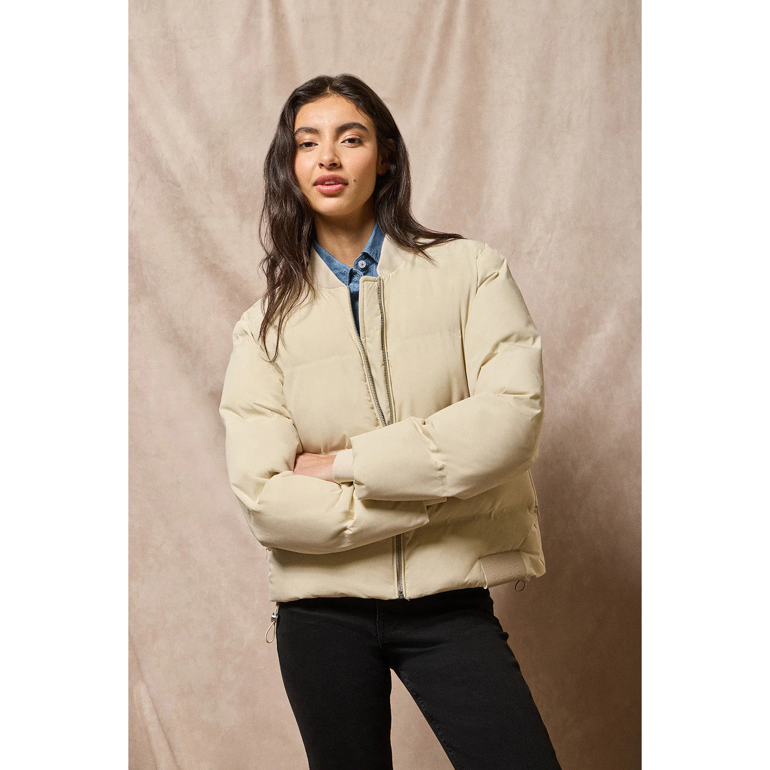 Bomber acolchada beige Dubái con detalle Polo Club