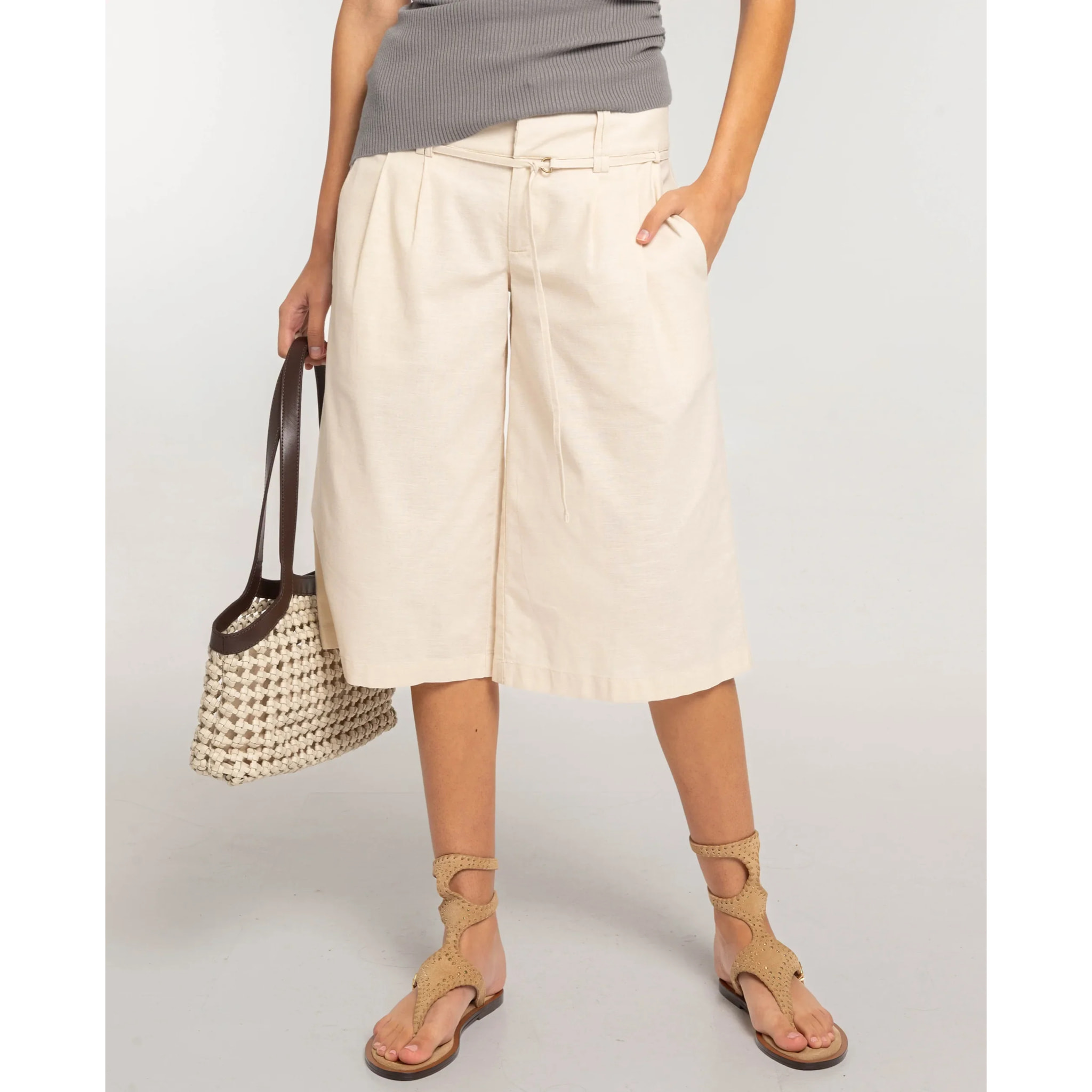 Pantalón recto tipo bermudas culotte con cinturón de mujer