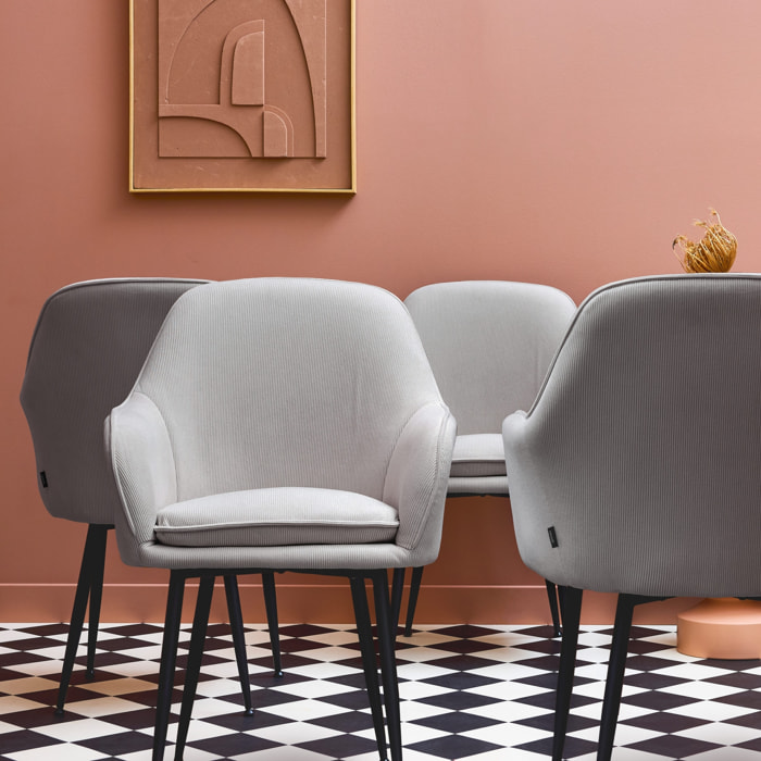 Lot de 4 fauteuils en velours côtelé gris clair et pieds en métal noir mat. L 57 x P 59 x H 84.5cm