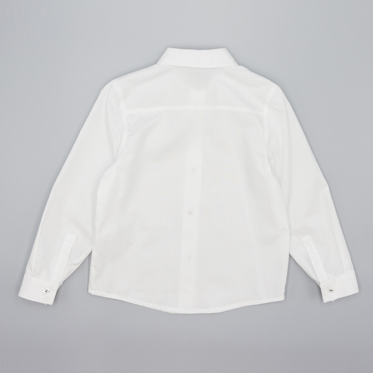 Camisa de popelín blanco manga larga. Con cuello italiano.