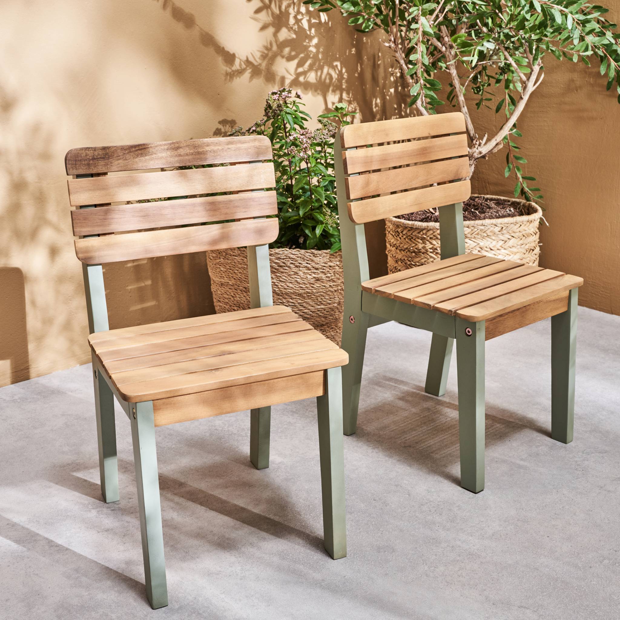 Lot de 2 chaises en bois d'acacia pour enfant. salon de jardin enfant vert de gris. intérieur / extérieur