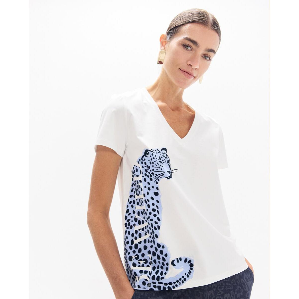 T-shirt con scollo a V, spacchi laterali e grafica laterale: leopardo "be wild"