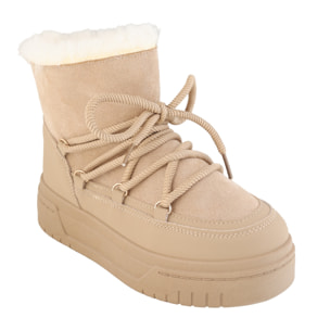 Stivaletti in simil camoscio imbottiti con stringhe