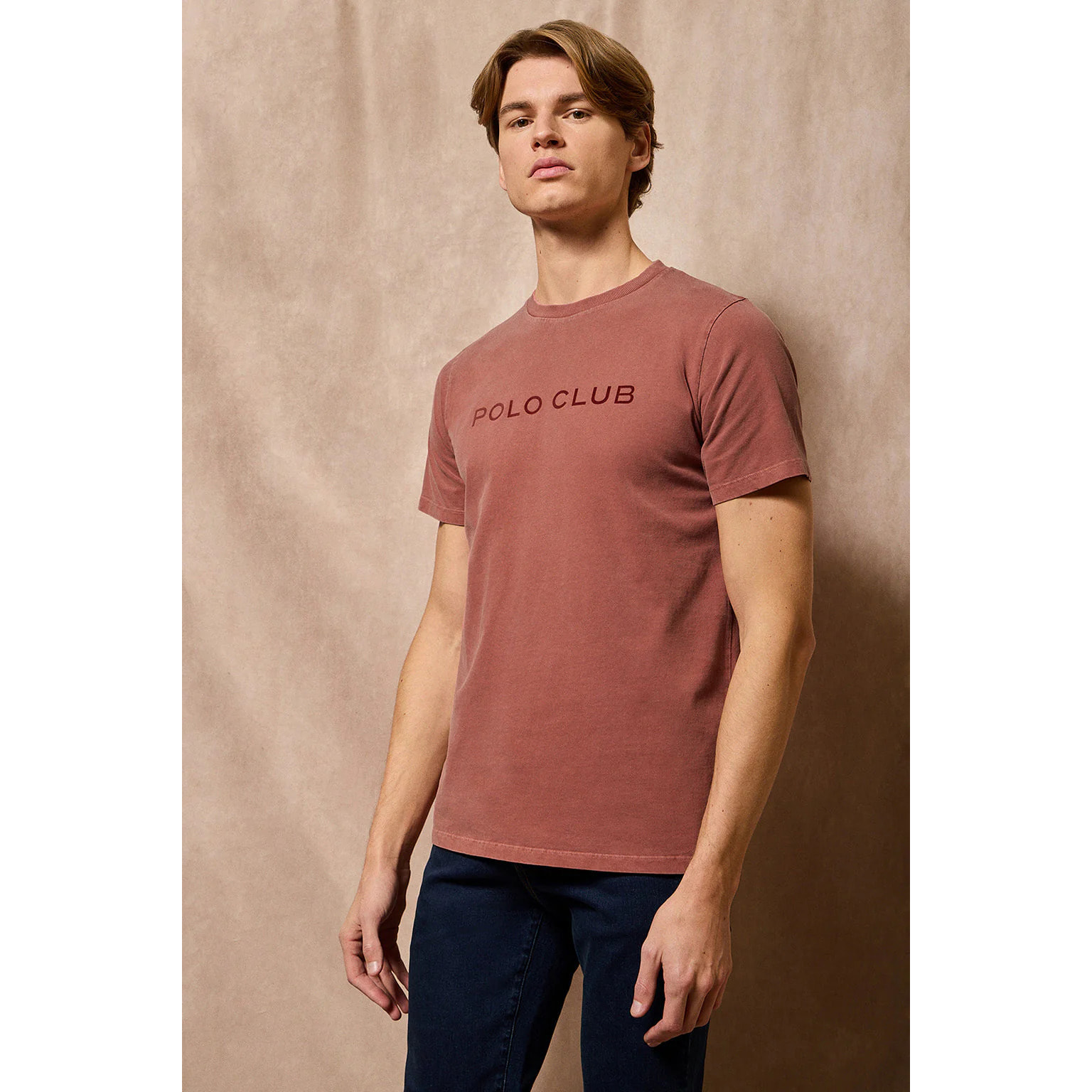 Camiseta Apolo garment dyed roja con logo Polo Club aterciopelado