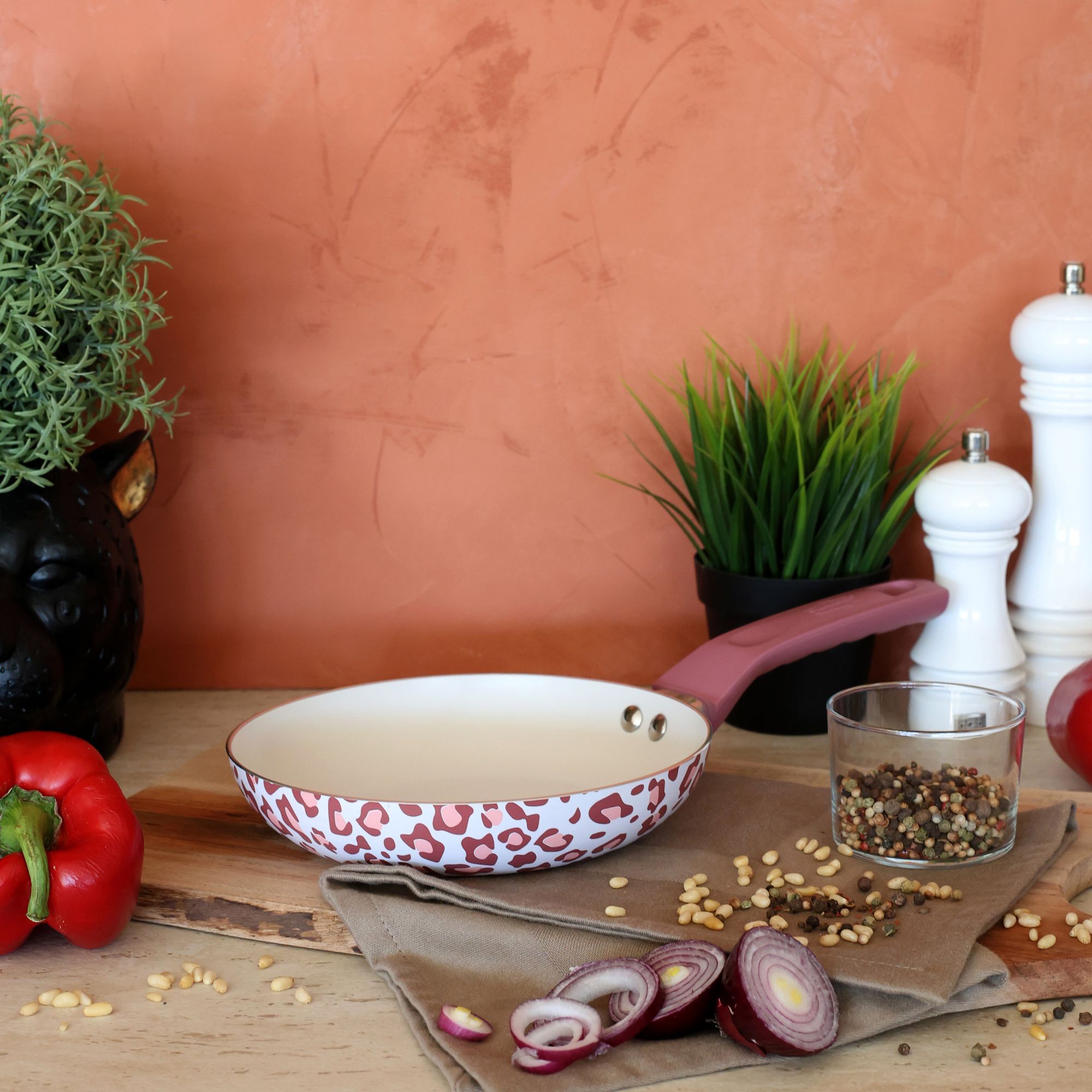 Poêle en aluminium recyclé 20cm léopard rose - tous feux LEOPARD