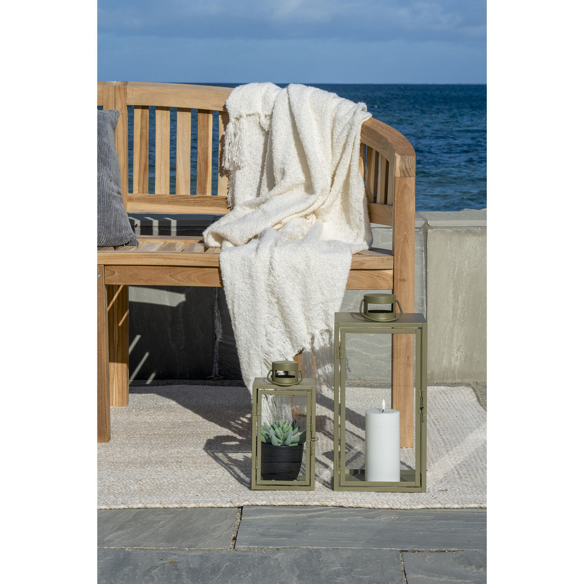 Set 2 lanterne in metallo e vetro Corfu — verde salvia, misure graduate