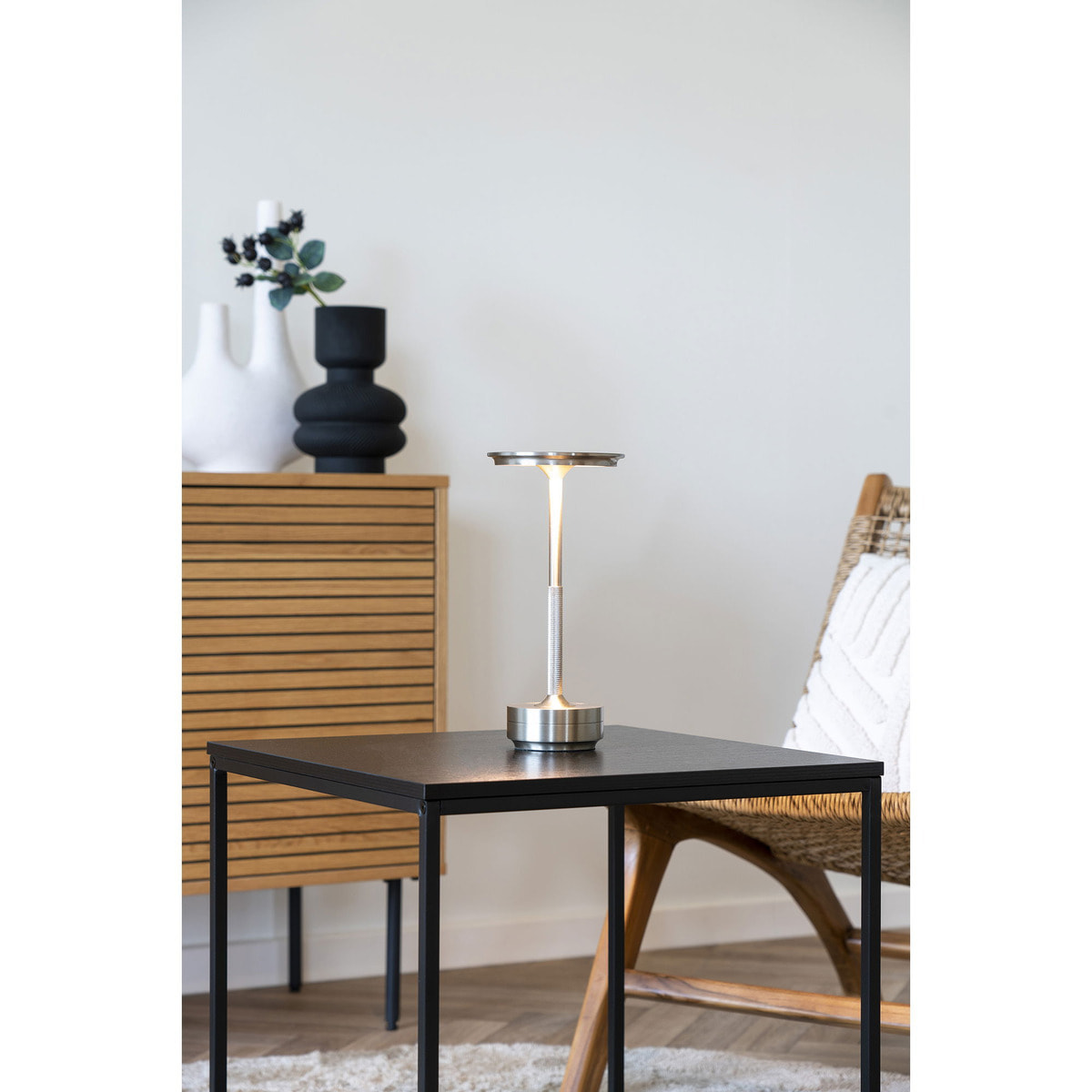 Lampada da tavolo Lyneham ricaricabile in alluminio argento