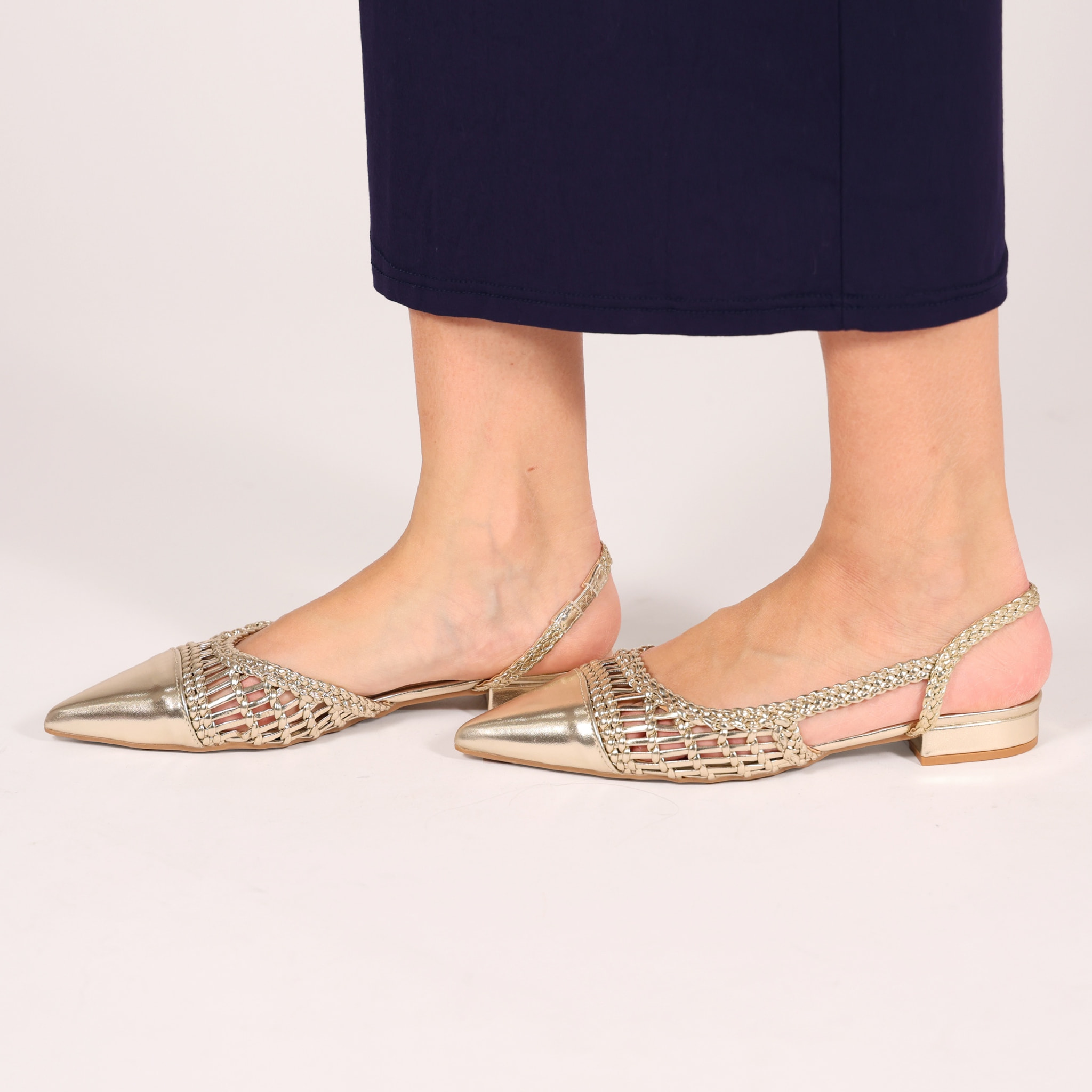 Ballerine in simil pelle con intreccio