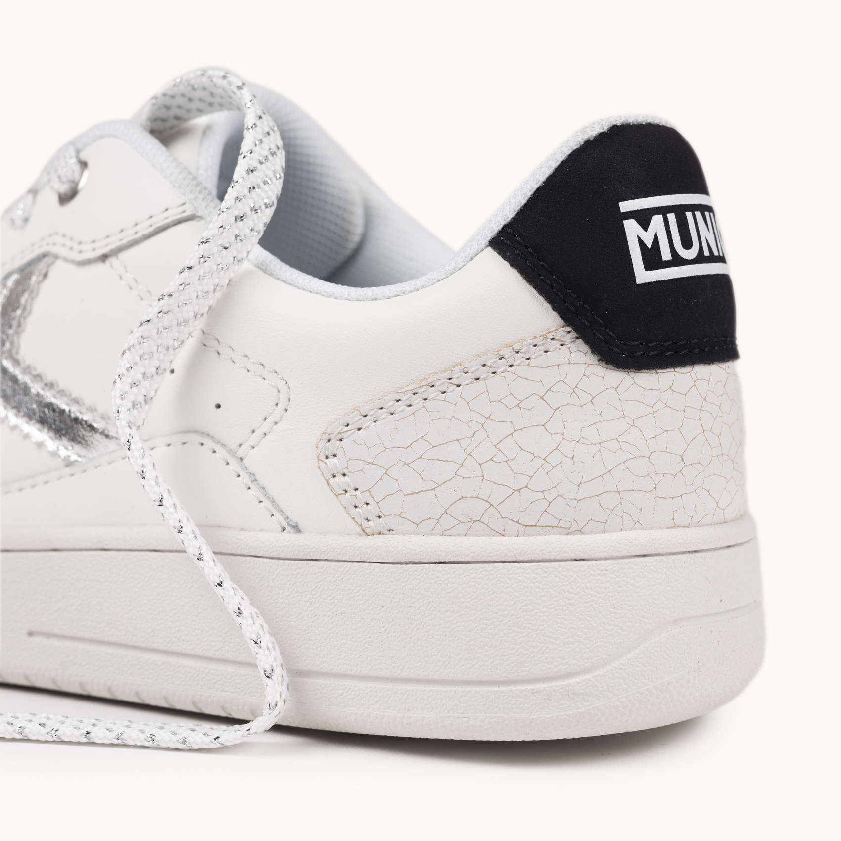 Zapatilla Urbana Blanca con Detalles Plata MUNICH LEGIT WMN 110